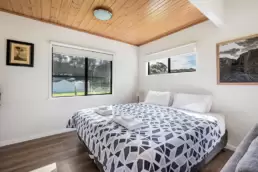 King sized bed at Feathertop Cottage, at Dreaming of the Buckland, accommodation in the Buckland Valley